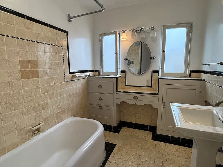 1108 S Redondo Blvd #UPPER — Photo 10