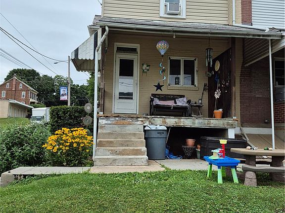 4th image of 300 E Walnut St