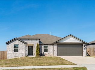 982 Emerald St, Prairie Grove, AR 72753