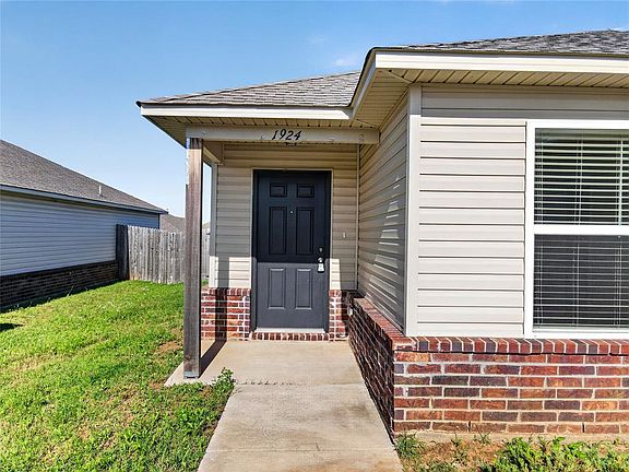 4th image of 1924 Hannah Ln