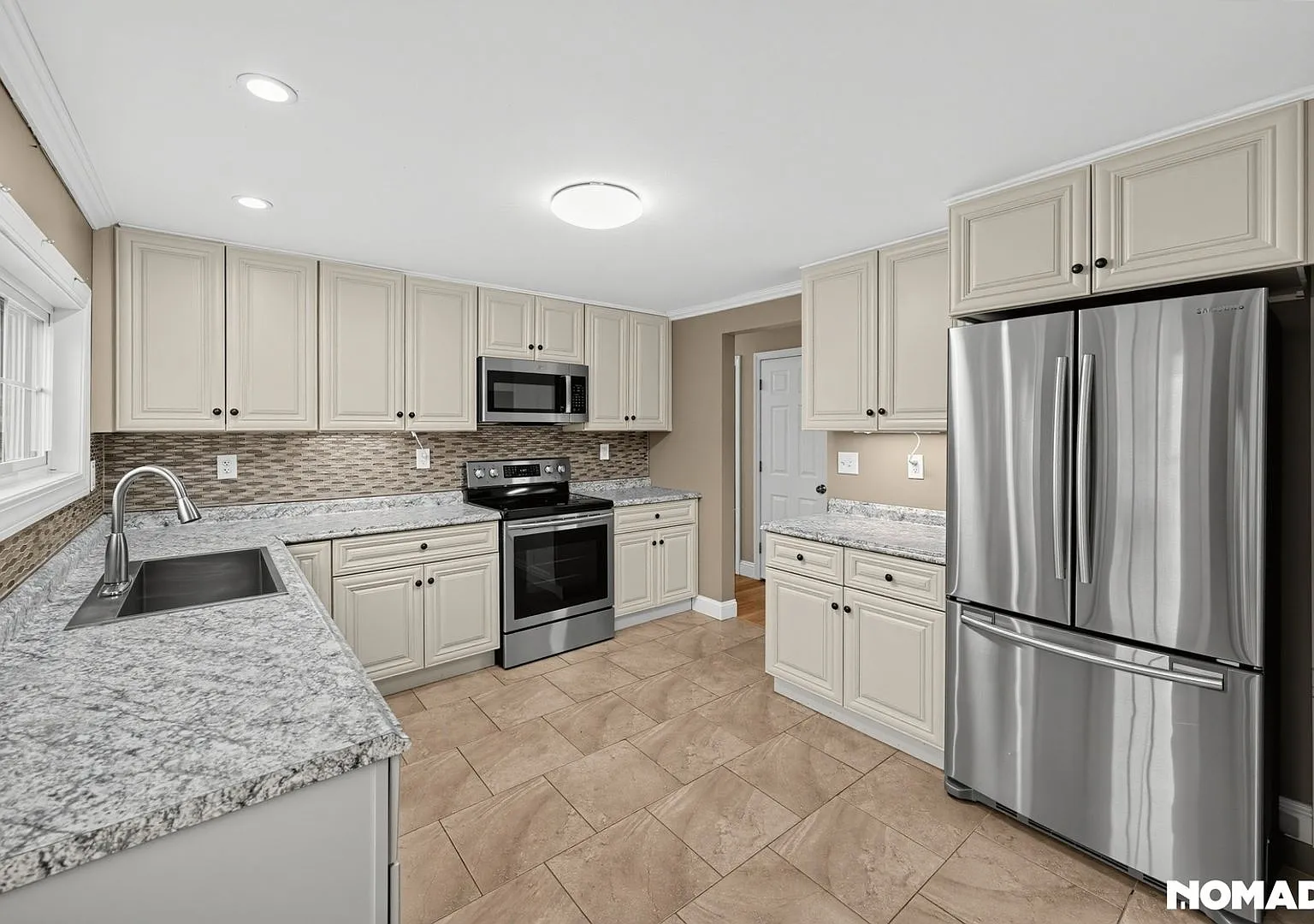 Spacious 3BR House in Kingston — Photo 1