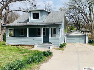 7915 N 40th St, Omaha, NE 68112