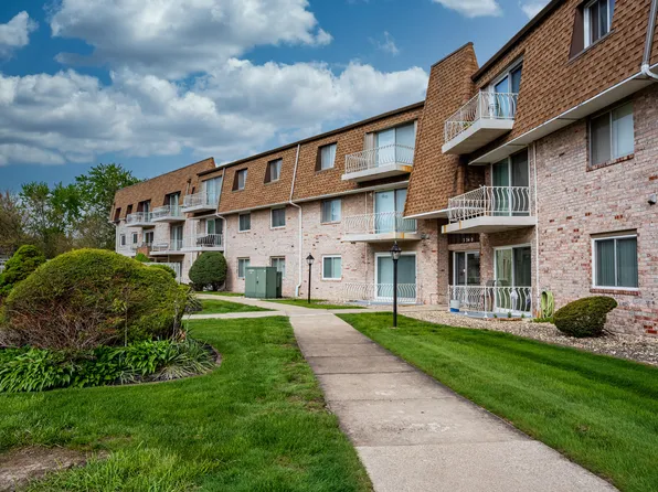 3240 N Manor Dr APT 216, Lansing, IL 60438