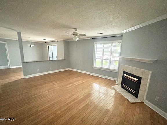 3rd image of 106 Breezewood Dr APT B