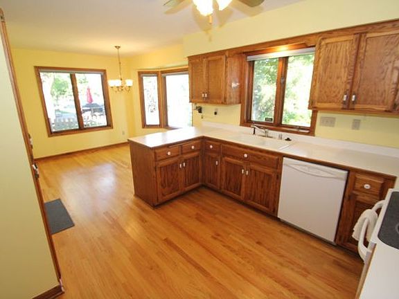 Large Eat-In Kitchen