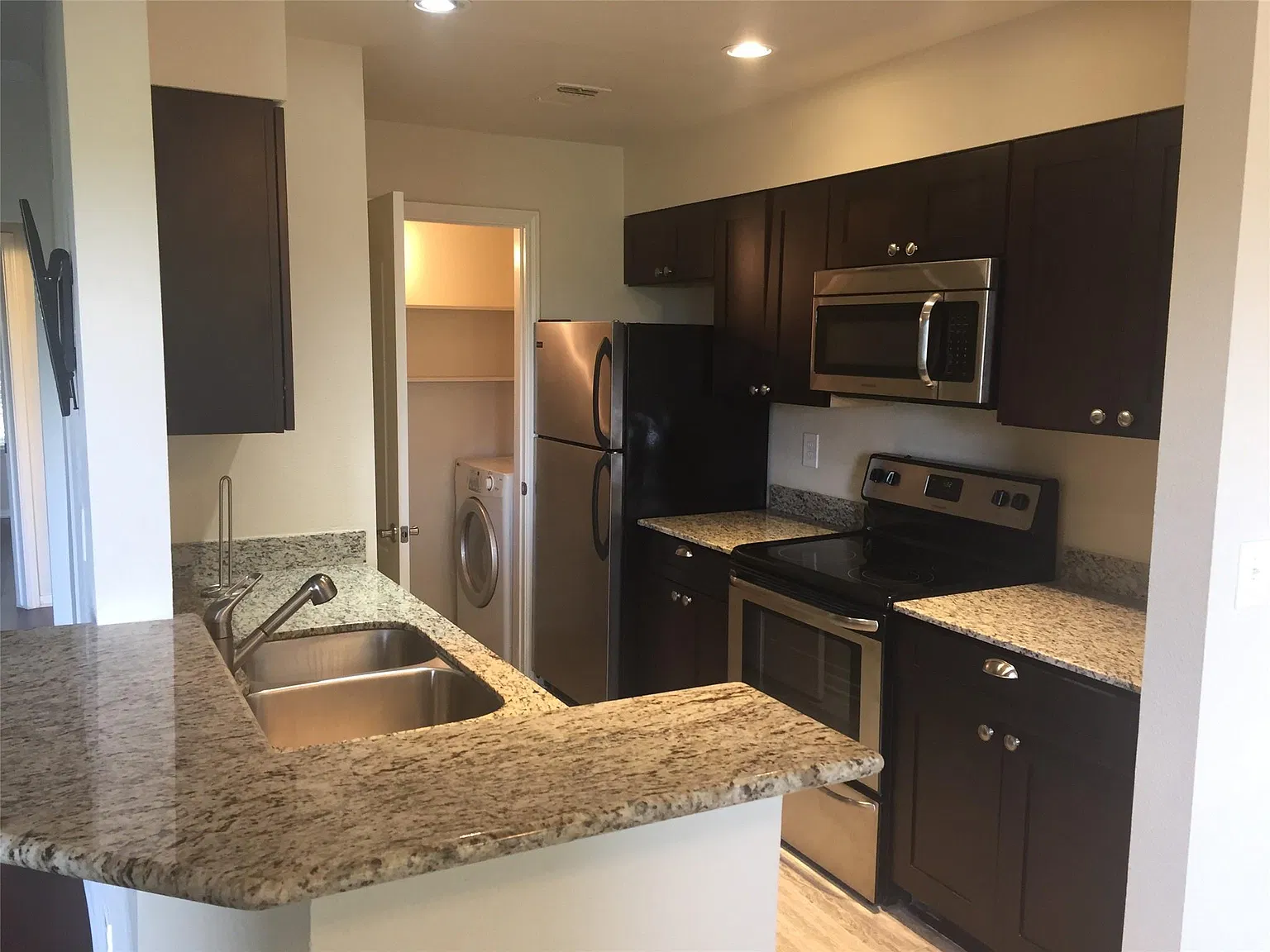 1 bed, 1.0 bath, 706 sqft, $1,295 — Photo 2