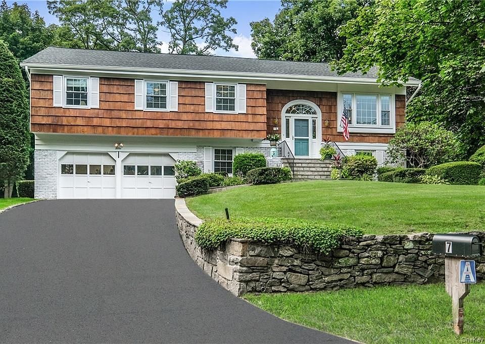 Welcome home to 7 Old Farm Circle!