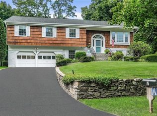 7 Old Farm Cir, White Plains, NY 10605