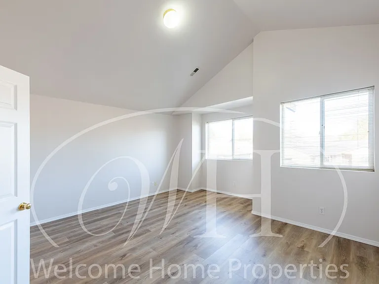 23 NW Earl Ln — Photo 17