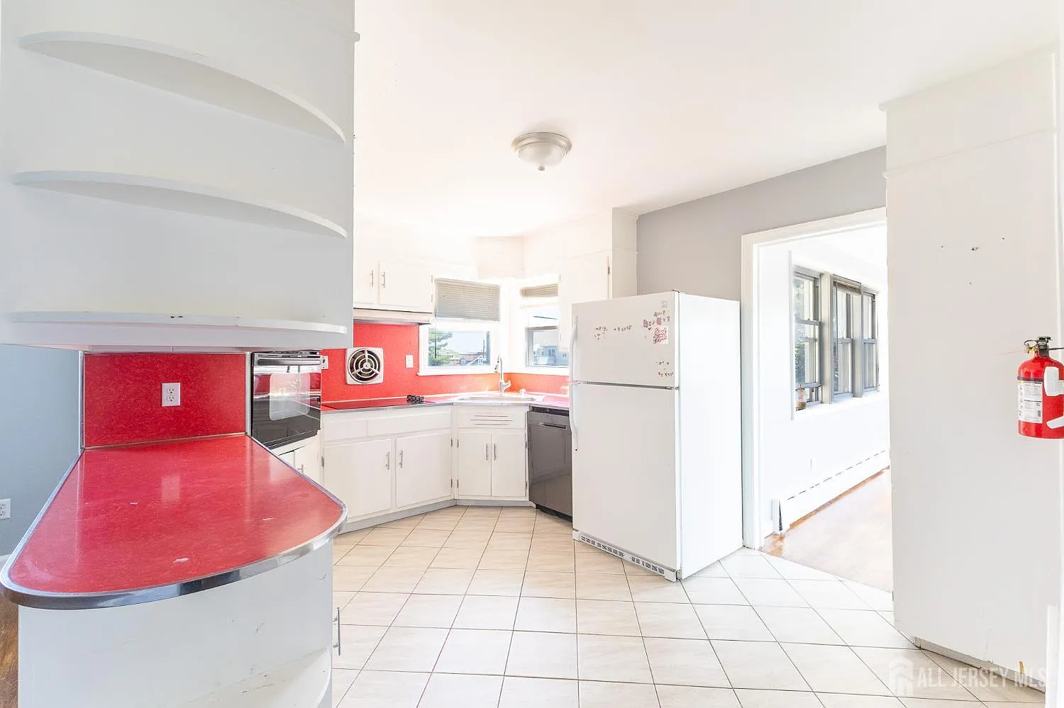 3 bed, 1.0 bath, 2822 sqft, $2,800 — Photo 4