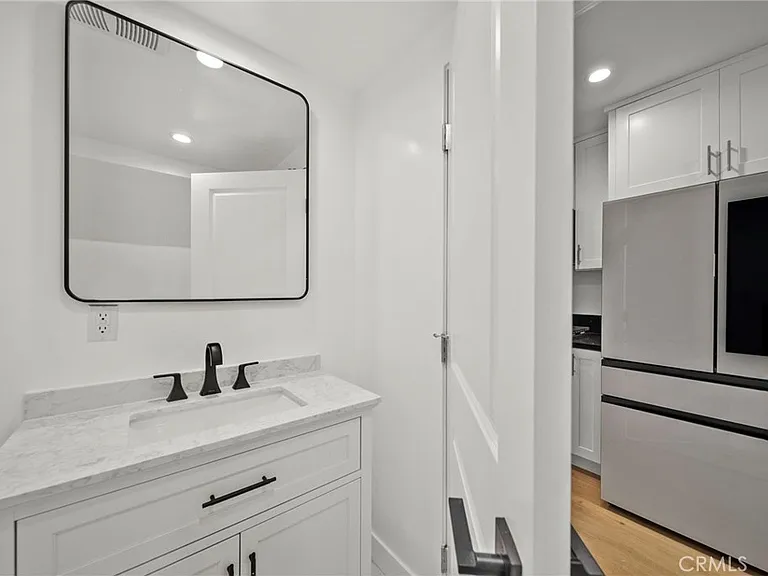 11488 Burbank Blvd — Photo 14