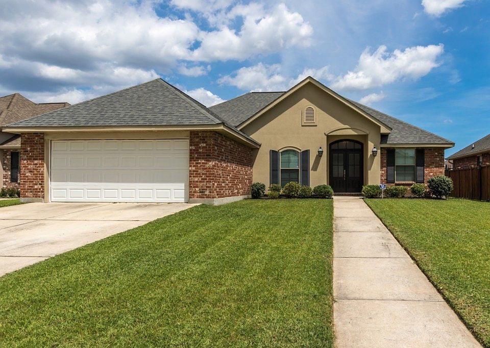 1st image of 212 W Pin Oak Dr