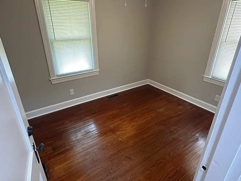 501 Compton St — Photo 11