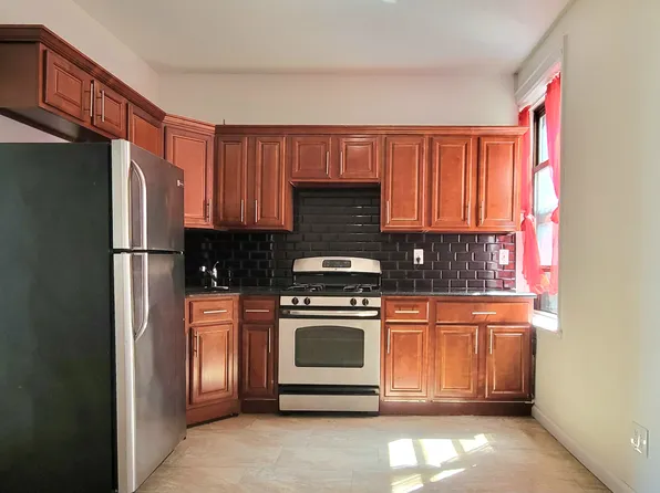 172 Tompkins Avenue image 1 of 10