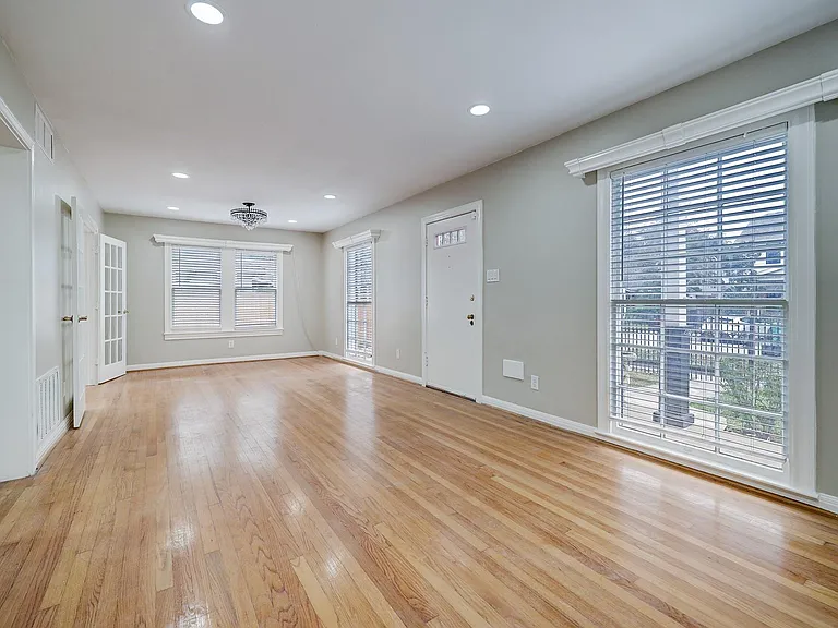 827 Le Green St — Photo 4