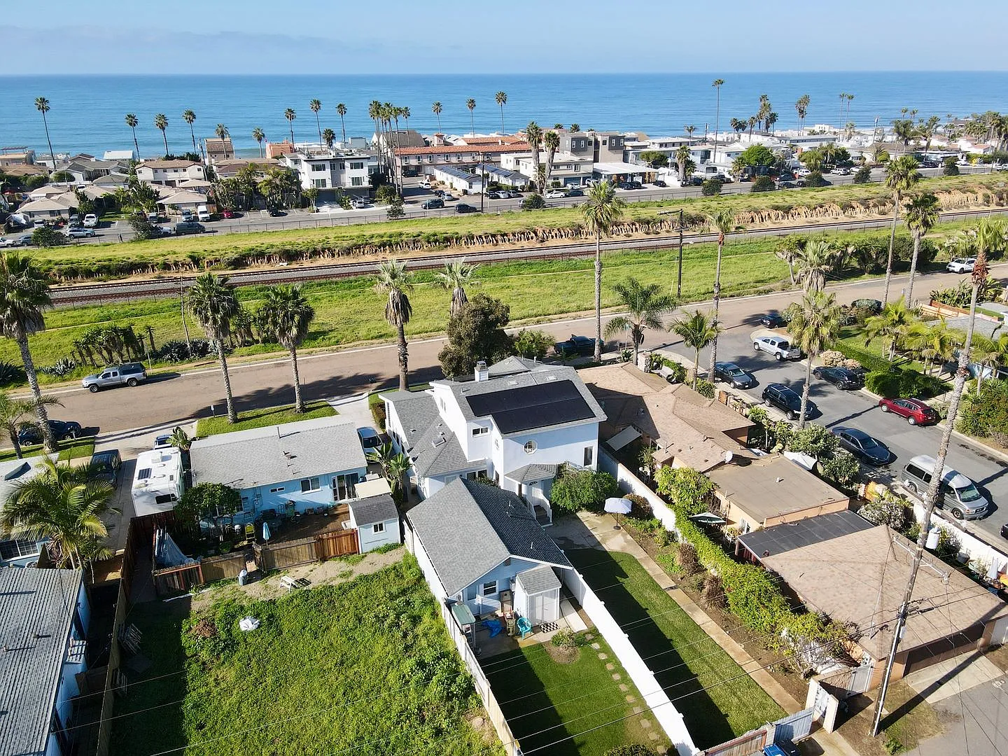 Spacious Beach House in South Oceanside — Photo 2