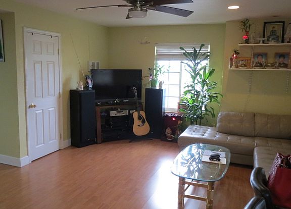5th image of 2219 Burroughs St Unit 20