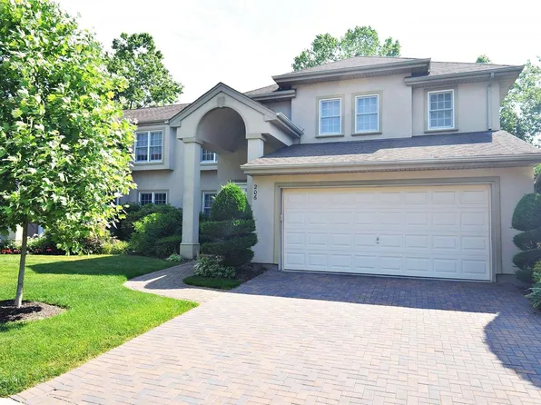 206 Montecito Crescent #206, Melville, NY 11747