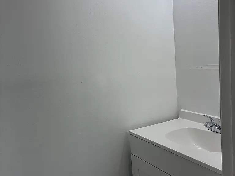 425 Oakwood St SE — Photo 1