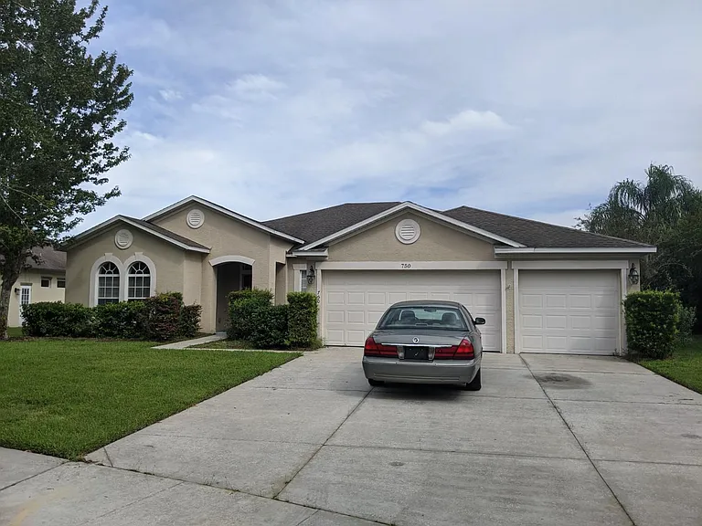 750 Lake Cove Pointe Cir — Photo 2