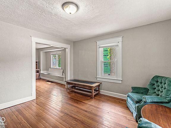 3rd image of 4625 Rookwood Ave