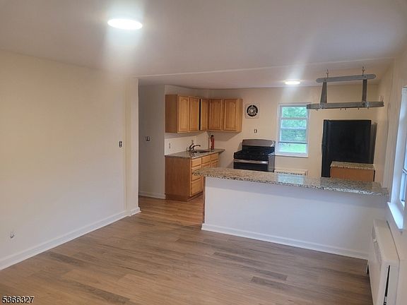 2nd image of 136 Belmohr St