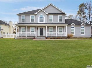 2 Ribeiro Ct, Holbrook, NY 11741