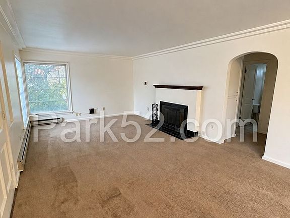 3rd image of 1002 S Oakes St