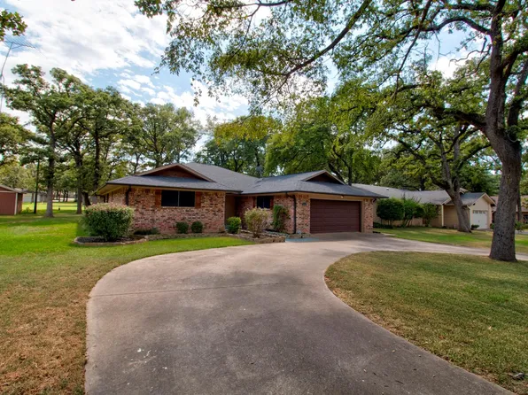 1010 Kiowa Dr W, Lake Kiowa, TX 76240