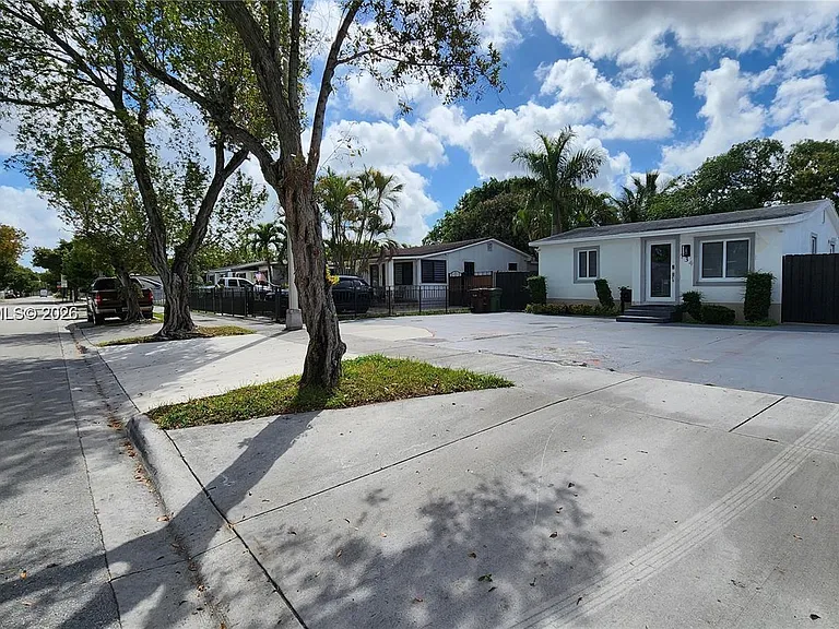 734 W 32nd St — Photo 3