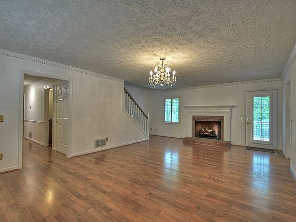 4th image of 135 Westwoods Dr