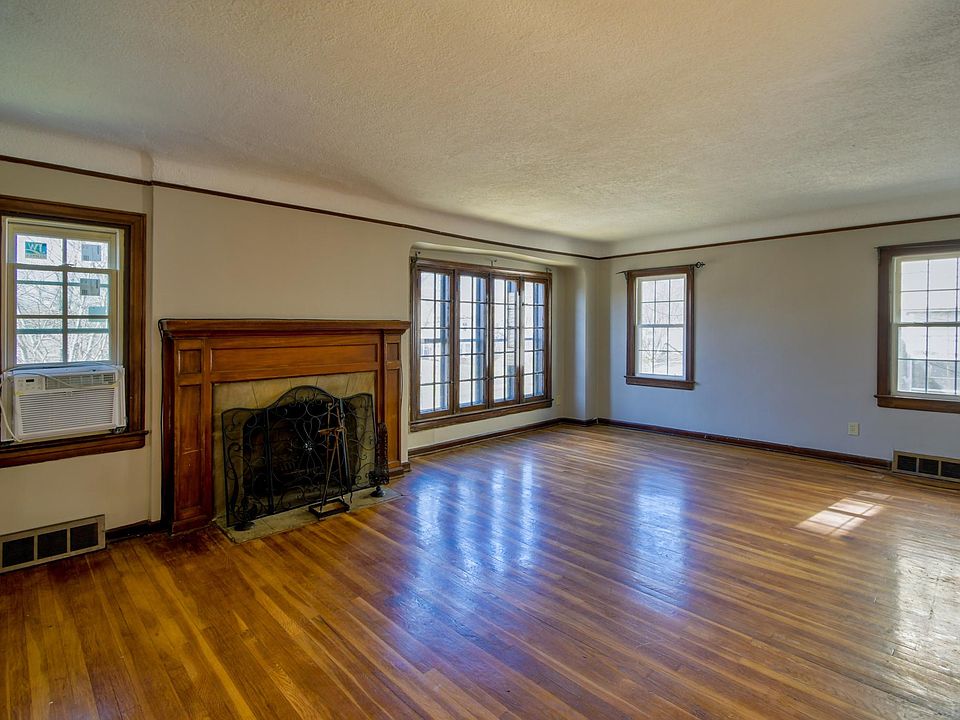 Living room - 2nd floor