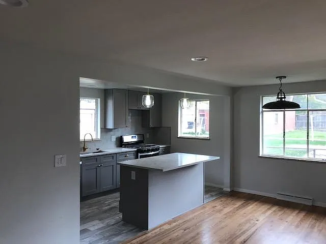 2 bed, 820 sqft, $2,400 — Photo 3