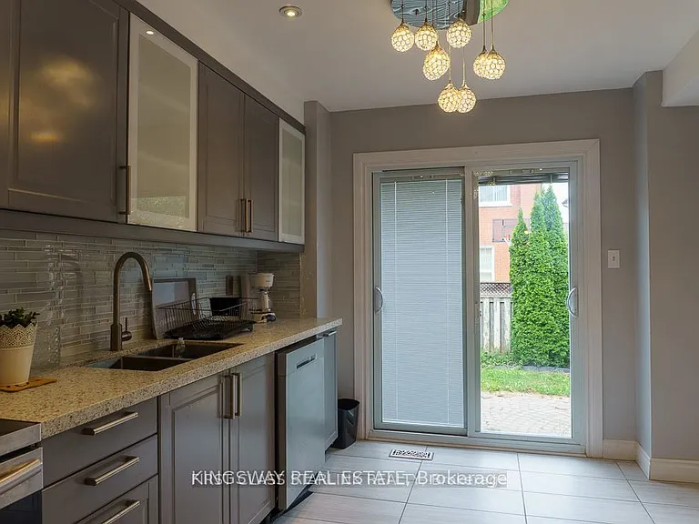 1048 Charminster Cres — Photo 3