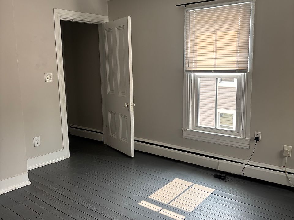 Bedroom (2nd floor)