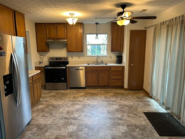 4 bed, 2.5 bath, 2042 sqft, $2,600 — Photo 4
