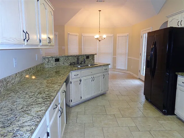 3 bed, 2.0 bath, 2057 sqft, $2,070 — Photo 3