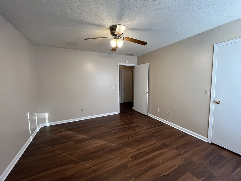901 Olmstead Dr — Photo 8