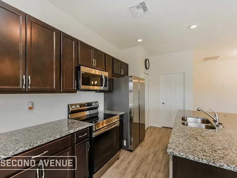 3202 NE 14th Pl — Photo 7