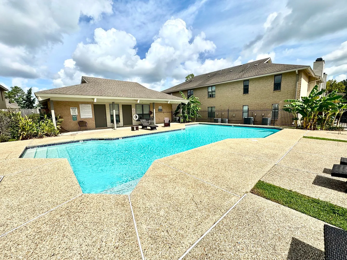 Newly Renovated 1 Bedroom Condo in Parklyn Chase with Community Pool — Photo 1