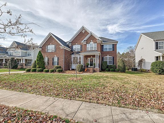 3rd image of 7724 Woodmere Dr