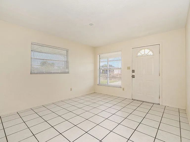 557 Cox St — Photo 2