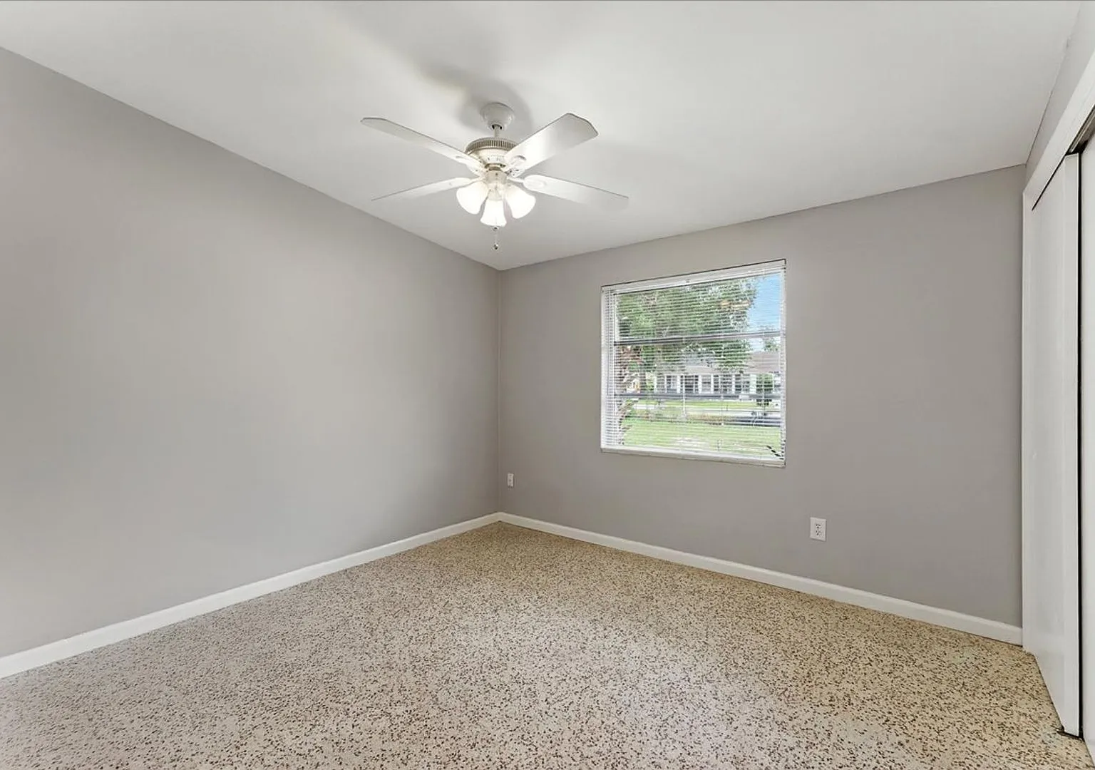 2 BR / 1 BA Duplex Near Mills 50 — Photo 4