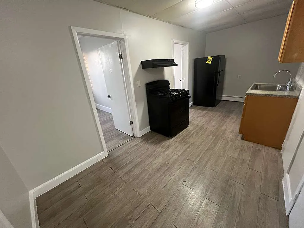 3 bed, 1000 sqft, $2,000 — Photo 4