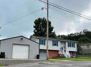17 Hampton Dr, Lost Creek, WV 26385