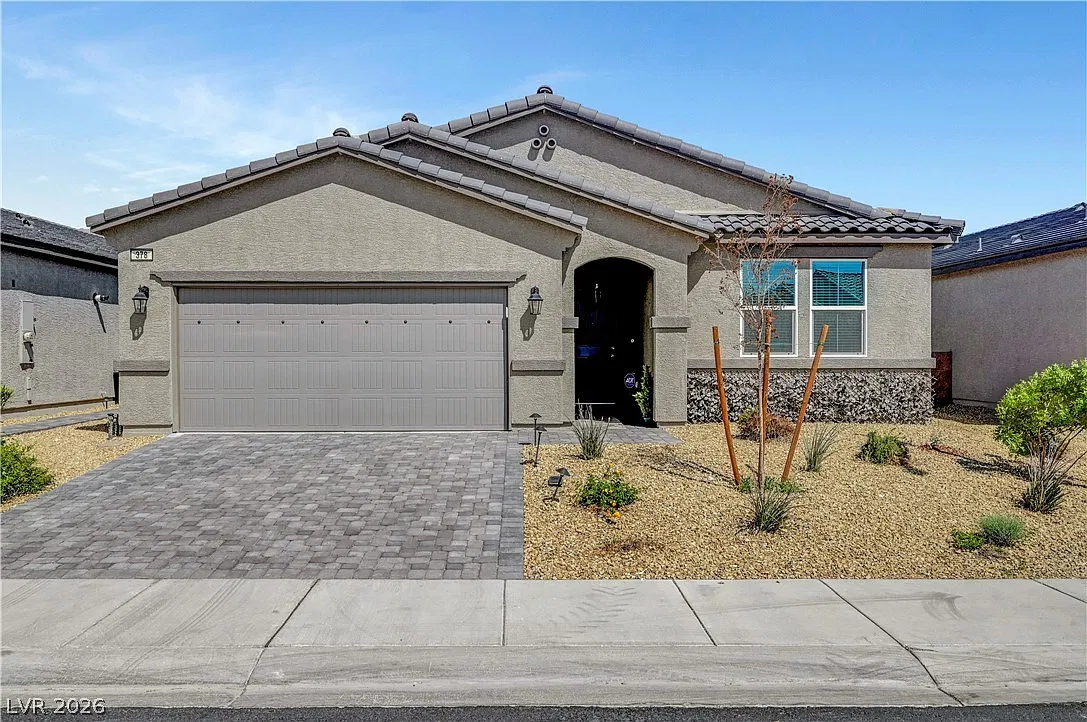 4 bed, 2.0 bath, 2021 sqft, $2,400 — Photo 1