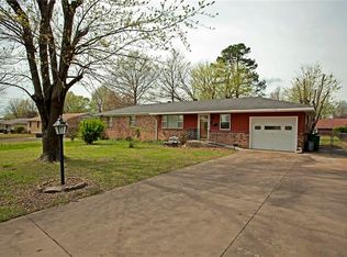1914 S 10th St, Rogers, AR 72758