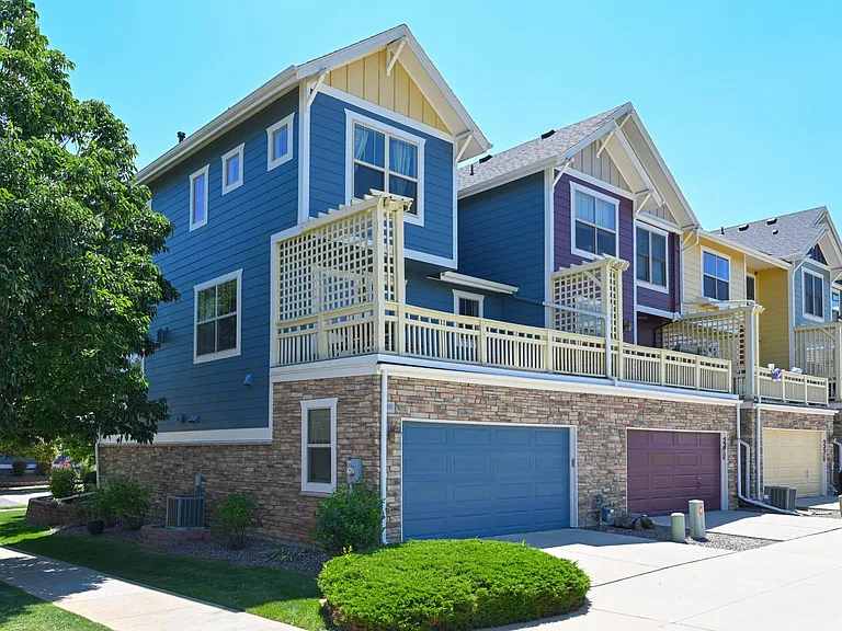 Fantastic end-unit townhouse just minutes from Boulder and close to Hwy 287, and E-470.