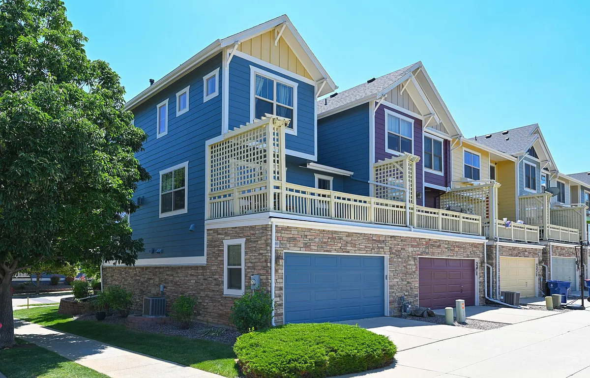 Fantastic end-unit townhouse just minutes from Boulder and close to Hwy 287, and E-470. - 529 Mills St
