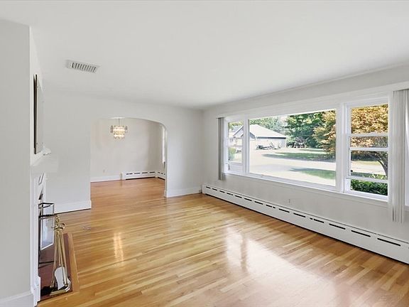 4th image of 18 Picard Ct
